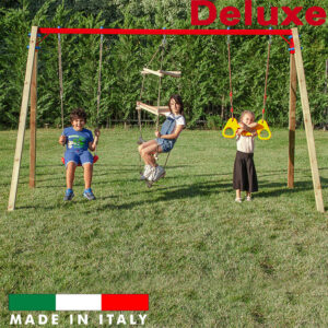 Altalena tripla con un sedile piano scaletta triangolare e anelli a trapezio