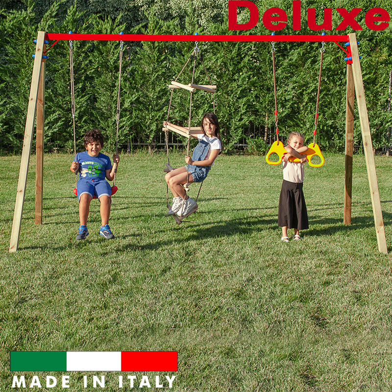 Altalena tripla con un sedile piano scaletta triangolare e anelli a trapezio