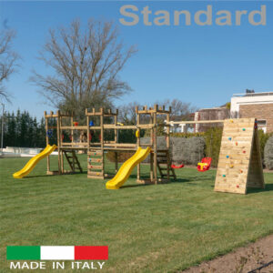 Struttura a n.3 torri Standard con n.2 ponti di collegamento + n.2 scivoli + altalena con n.1 sedile libero + n.1 sedile a gabbia + sartia climbing