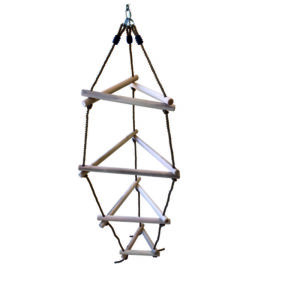 Scala in corda in legno triangolare